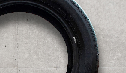 <p><p>2次元コードリーダだからタイヤのリム部に貼られる<strong>高さの低いバーコードを360°どの方向に向いていても読み取りが可能</strong>です。</p>
</p>